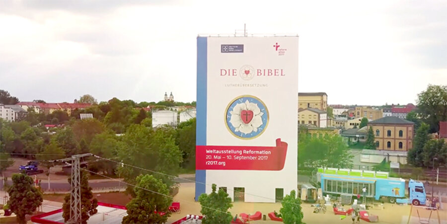 Zu den Attraktionen zählt ein 25 Meter hoher, begehbarer „Buchturm“ am Wittenberger Hauptbahnhof, der die Bibel als Buch der Bücher darstellt. Screenshot: Youtube/r2017 