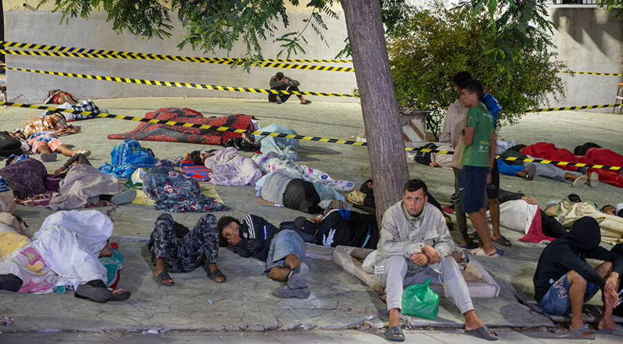 In Ceuta harren Susana Roop zufolge noch immer mehr als 5.000 Migranten aus. 