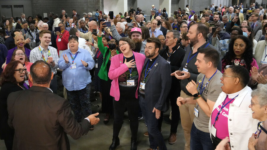 Befürworter der Aufhebung des Ordinationsverbots praktizierender Homosexueller jubeln über die Entscheidung. Foto: United Methodist Church General Conference