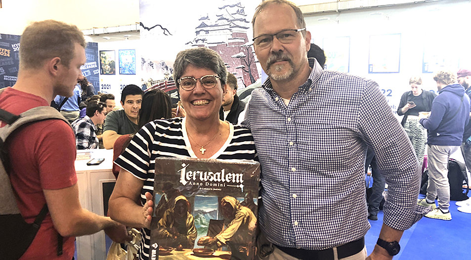 Die Autorin von „Ierusalem Anno Domini“, Carmen Jimenez, und Pastor Johannes Fähndrich auf der SPIEL. Foto: Privat