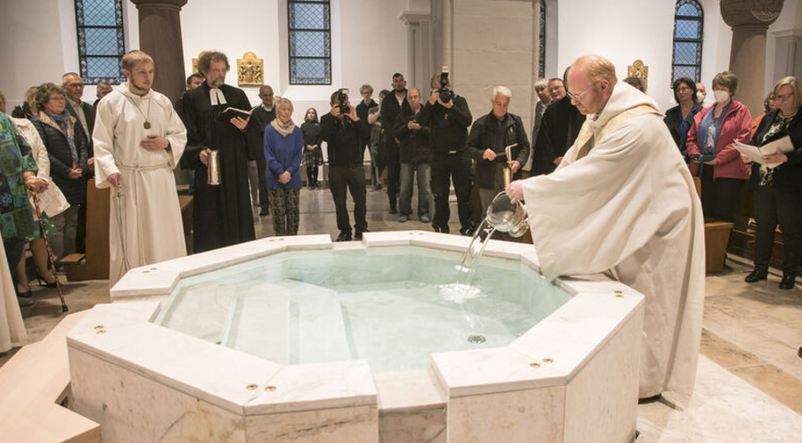 Die Einweihung des Taufbrunnens. Foto: Peter Sierigk