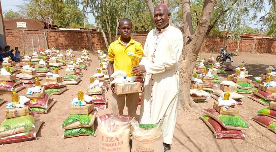 Ein Bischof in Burkina Faso verteilt Lebensmittel an Flüchtlinge. Die Pakete wurden durch „Kirche in Not“ finanziert. Foto: Kirche in Not