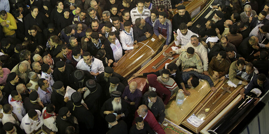 Koptisch-orthodoxe Christen trauern wie hier in Tanta um die Opfer der Anschläge. Foto: picture-alliance/Photoshot