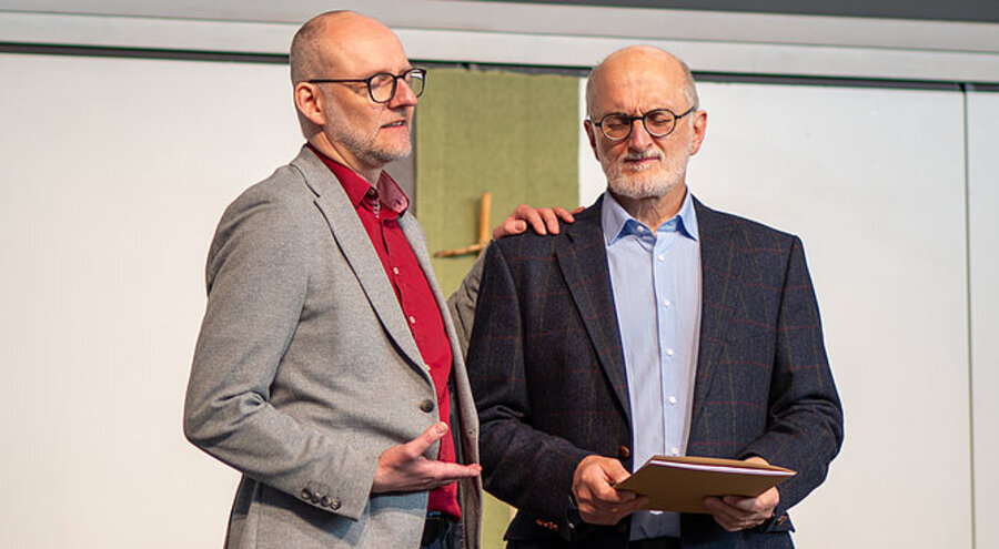 Prof. Torsten Uhlig (l) betet für Prof. Martin Grabe. Foto: Evangelische Hochschule Tabor 