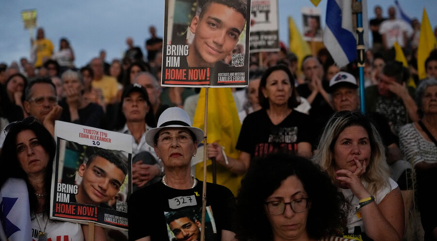 Angehörige der israelischen Geiseln stehen am Grenzstreifen zu Gaza. Foto: picture alliance / ASSOCIATED PRESS | Tsafrir Abayov