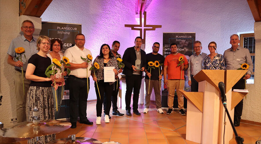 Die Plansecur-Stiftung – vertreten durch Anette und Axel Trayer und Thomas Pfeiffer (r.) – verlieh den 31. Förderpreis an das Haigerer Kairos-Projekt, der Kirche mit Menschen aus aller Welt. Foto: Walter Lutz