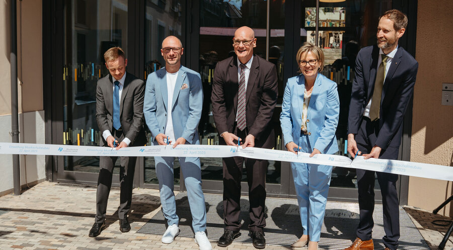 Feierliches Durchschneiden des Bandes vor dem Neubau (v.l.n.r.): Sebastian Quast
(Vorstandsvorsitzender OTTO QUAST Bau Aktiengesellschaft), Daniel Scheufler (Leiter der
Musikschule Goldenes Lamm), Ulrich Mann (Pastor der FeG Dresden), Barbara Klepsch (Sächsische
Staatsministerin für Kultur und Tourismus), Johannes Nehlsen (Geschäftsführer der
WERTESTARTER). Foto: Augenscheinlich Fotografie Dresden