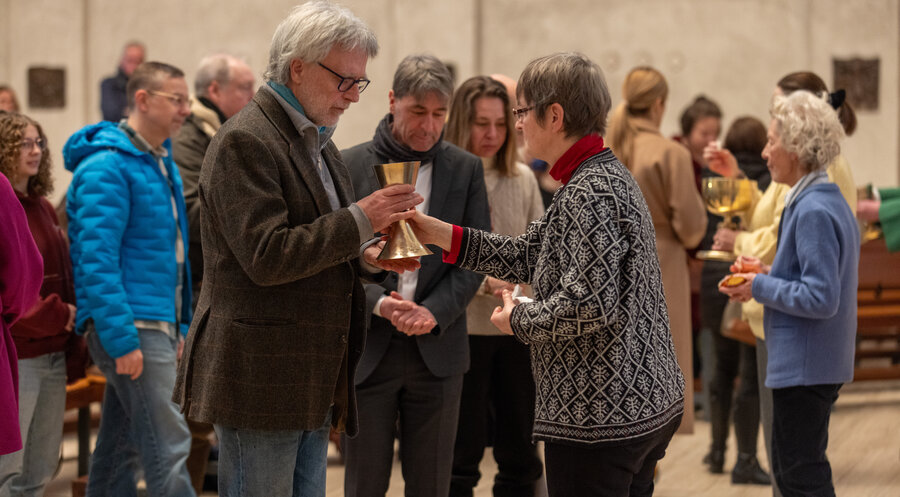 Ökumenisch sensibles Abendmahl in der katholischen Kirche St. Bernhard im Frankfurter Nordend. Foto: efo-magazin.de