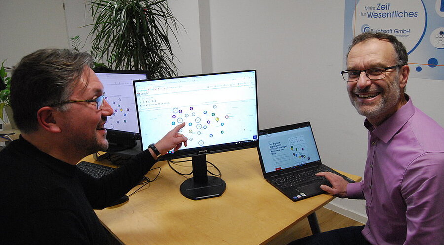 Lukas Kopinke (l.) und Frieder Nollau (r.) arbeiten mit einem Team aus insgesamt sechs Mitgliedern an der Entwicklung der App. Foto: Birgit Pfeiffer
