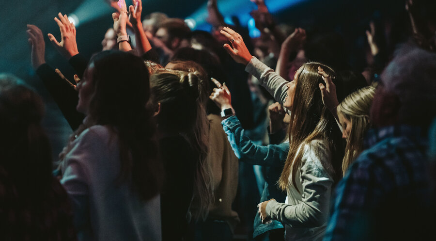Am 25. April nahmen mehr als 1.400 Menschen an dem Lobpreisabend teil. Symbolfoto: unsplash.com