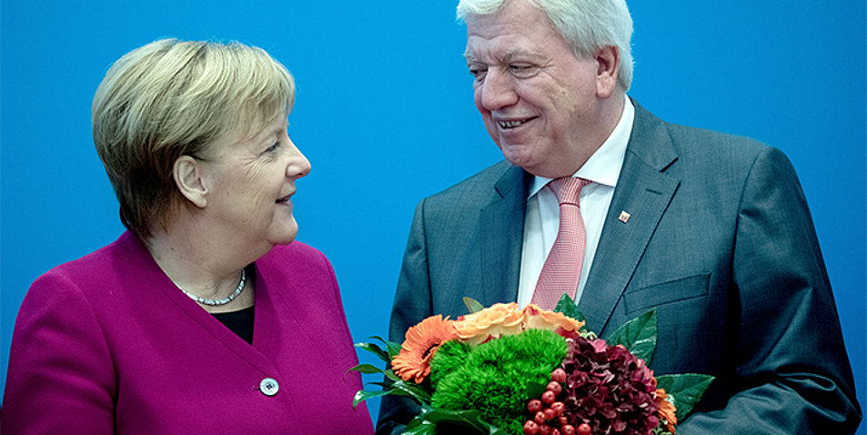 Bundeskanzlerin Merkel gratuliert dem hessische Ministerpräsident Volker Bouffier (CDU). Foto: picture-alliance/dpa