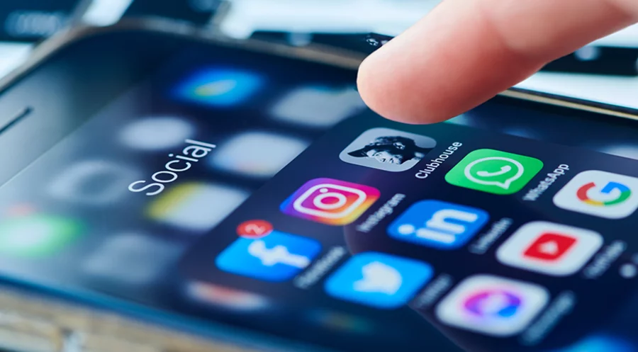 „Als Christen sollten wir in digitalen Räumen erkennbar leben und unseren Glauben nicht verstecken.“ Foto: iStock/Victollio 