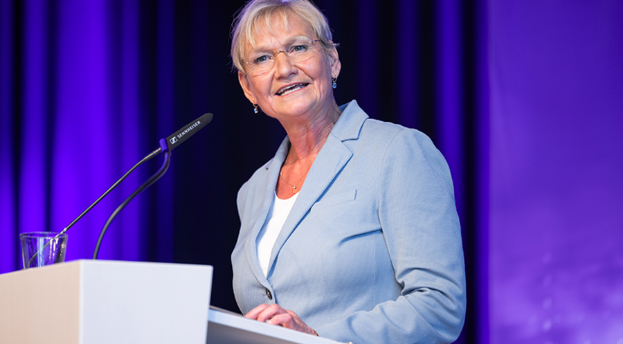 EKD-Ratsvorsitzende Kirsten Fehrs: „Der mehltauartigen Verzagtheit Hoffnungstrotz entgegenhalten und den toxischen Verstörungen die Stirn bieten“ / Foto: EKD/MCK