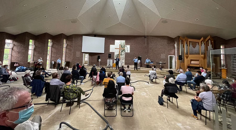 Der erste Gottesdienst bei der Baptistengemeinde „Kirche am Widey“ in Hagen nach der Flutkatastrophe. Foto: EFG Hagen
