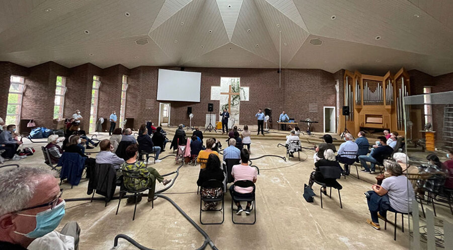 Der erste Gottesdienst bei der Baptistengemeinde „Kirche am Widey“ in Hagen nach der Flutkatastrophe. Foto: EFG Hagen