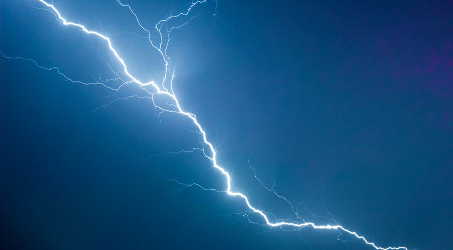 Der Blitz schlug während einer Tauffeier ein. Symbolfoto: unsplash.com