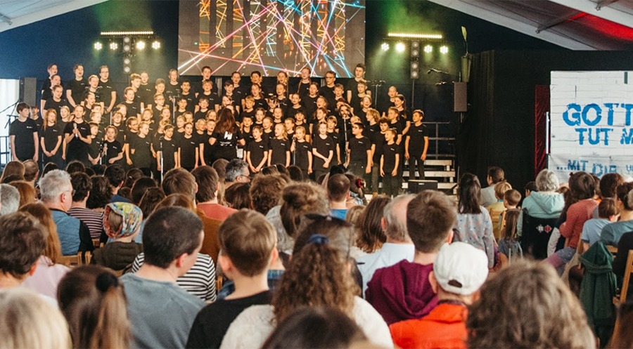 Schüler der Musikschule bei der Aufführung des christlichen Musicals „Nehemia“. Foto: Cindy Tamme