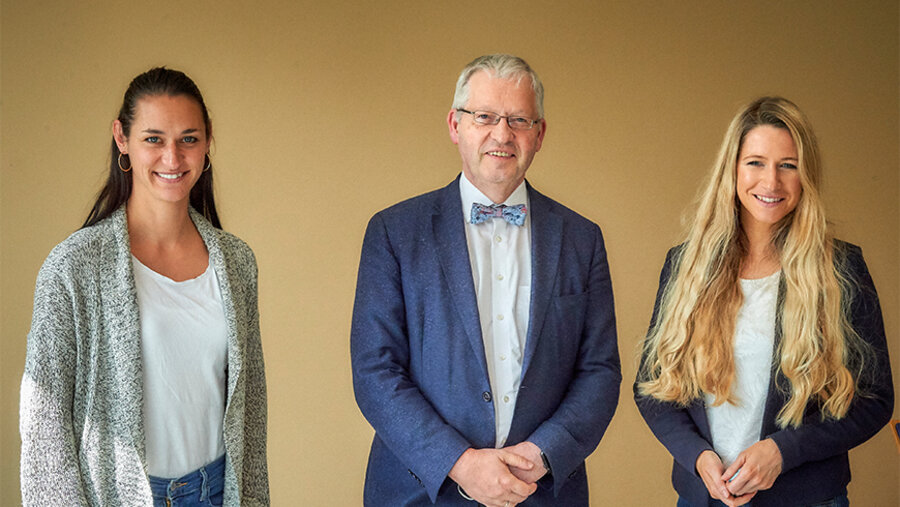 v.l.: Die neuen IDEA-Vereinsmitglieder Désirée Schad, Hartmut Steeb und Tabitha Bühne. Pfarrer Tobias Eißler konnte aus terminlichen Gründen nicht vor Ort sein. Foto: IDEA / Wolfgang Köbke