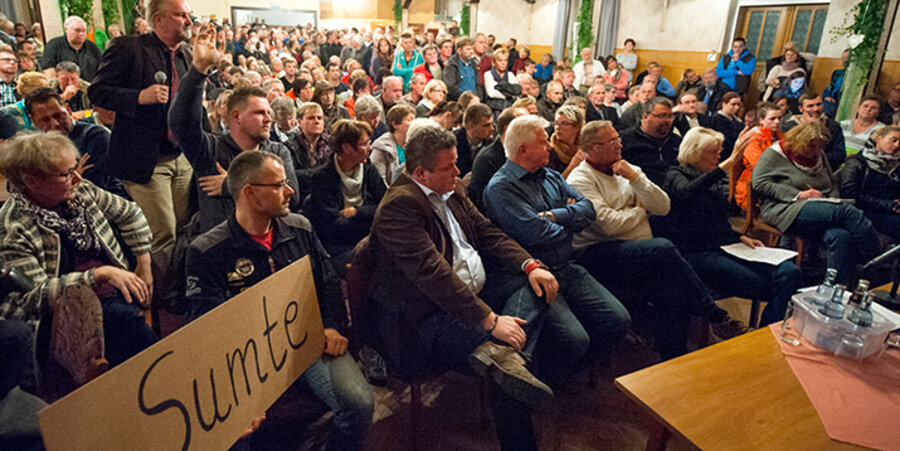 Die Dorfbewohner des Ortes Sumte bei der Bürgerversammlung. Foto: picture-alliance/dpa