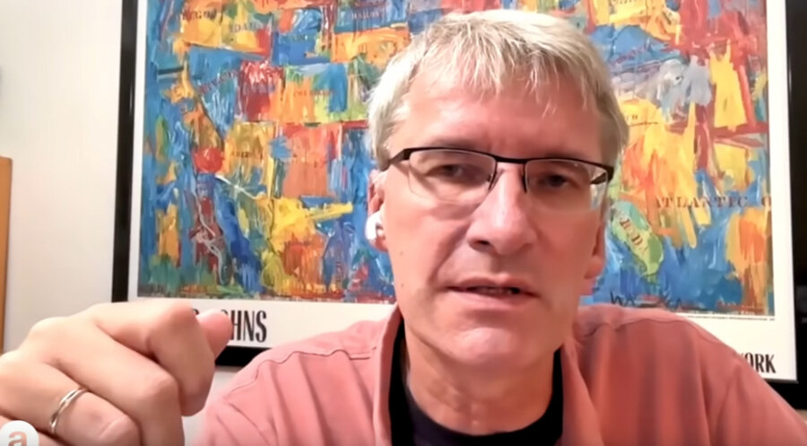 Der ZDF-Korrespondent in den USA, Elmar Theveßen im ZDF-Podcast „auslandsjournal“. Screenshot: YouTube/ZDFheute Nachrichten