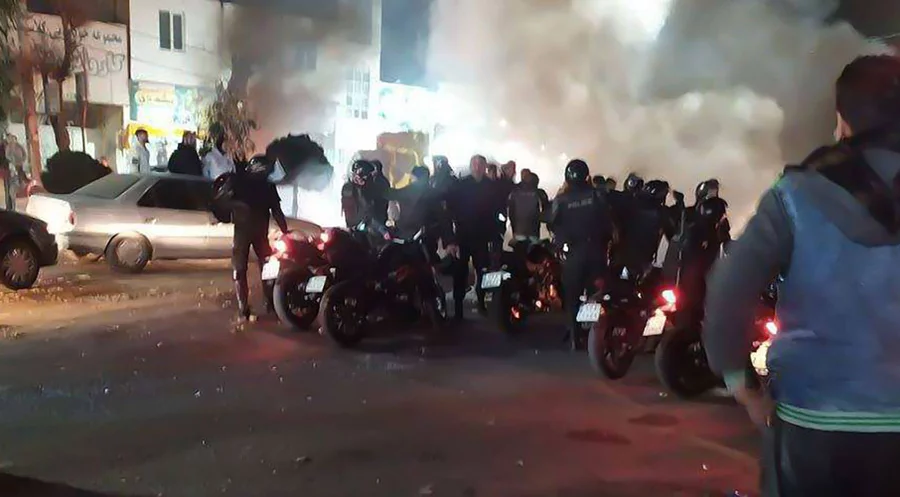 Im Iran gehen die Demonstranten trotz Gegengewalt auf die Straße. Foto: picture-alliance/SIPA