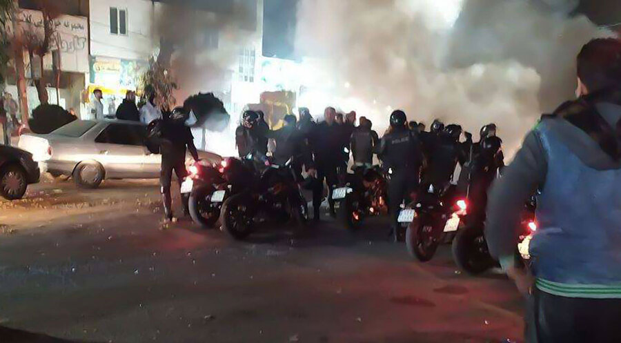 Im Iran gehen die Demonstranten trotz Gegengewalt auf die Straße. Foto: picture-alliance/SIPA