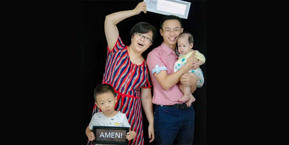 Der Gemeindeleiter Qin Defu mit seiner Frau und zwei seiner Kinder. Foto: China Aid