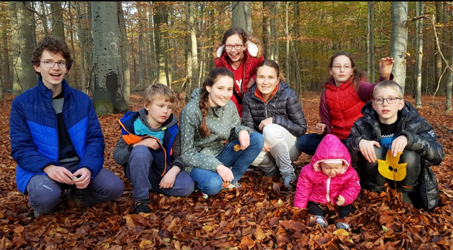Die sieben Kinder mit der Mutter, Camelia Furdui. Screenshot: Facebook/Sustinem familia Furdui
