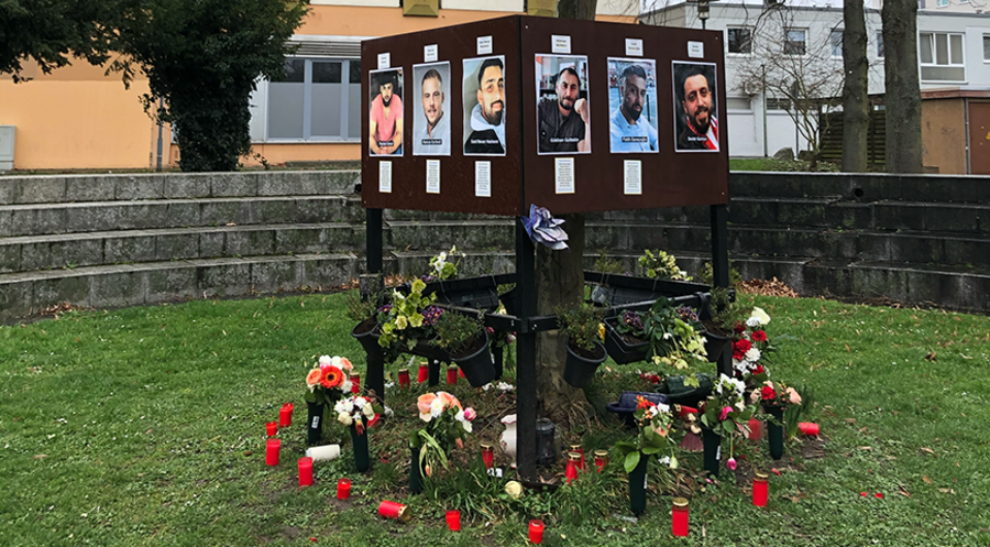 Viele Passanten gedachten mit Kerzen an die Opfer des Attentats. Foto: Erika Weiss