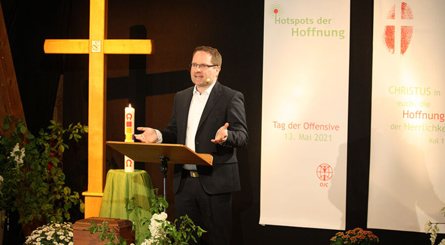 Pfr. Cornelius Kuttler, Landesleiter des ejw bei seiner Predigt. Foto: Írisz Sipos