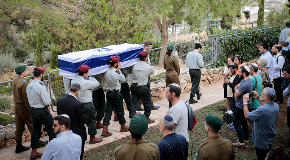 Endstation Militärfriedhof: Soldaten tragen den Sarg eines gefallenen Kollegen zum Grab. Foto: privat