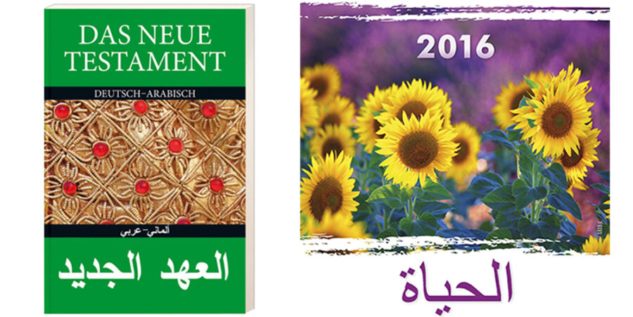 v.l.: das Neue Testament auf Arabisch und Deutsch und der missionarische Kalender „Leben“ auf Arabisch. Fotos: EAD/MSOE