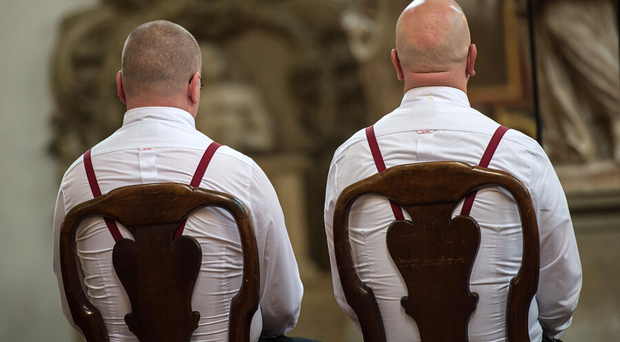 Homosexuelle Paare können ab sofort auch in der katholischen Kirche gesegnet werden. Symbolfoto: picture alliance / dpa | Wolfram Kastl