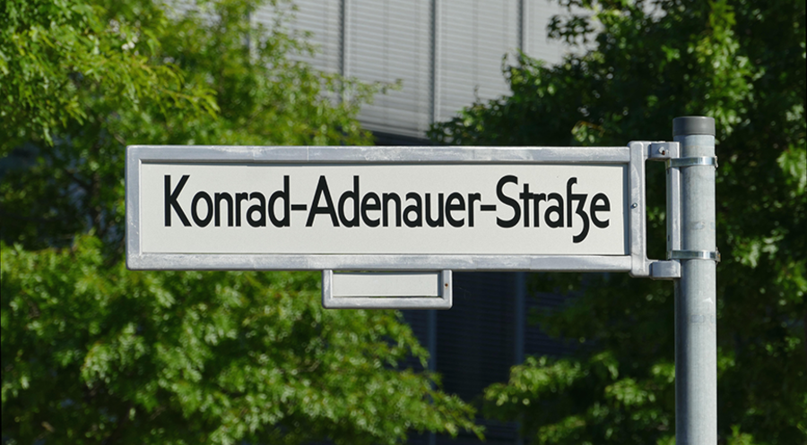 Viele Straßen in Deutschland heißen Konrad-Adenauer-Starße. Foto: Picture Alliance/Zoonar