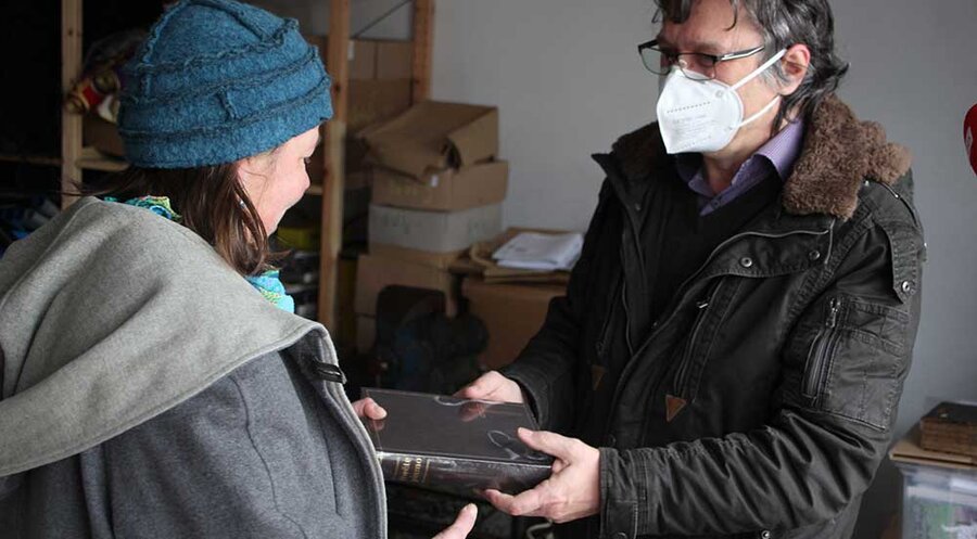 Übergabe der wendischen Bibel vom Vereinsvorsitzenden Leipner an Pfarrerin Köhler. Foto: Werner Meschkank