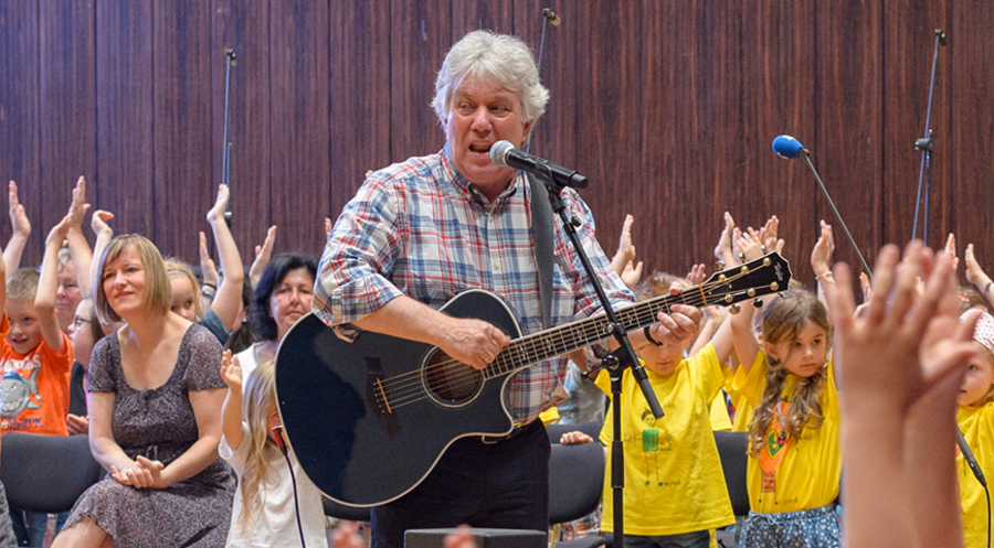 Rolf Zuckowski bei einem Auftritt. Foto: picture alliance / BeckerBredel