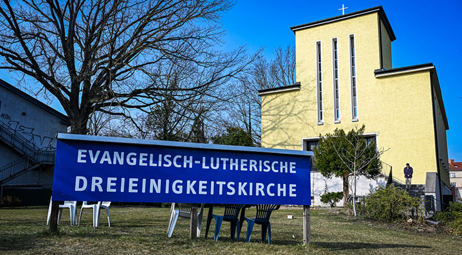 Die Dreieinigkeits-Gemeinde in Berlin-Steglitz hat den Afghanen Kirchenasyl gewährt. Foto: MAGO Funke Foto Services/Maurizio Gambarini