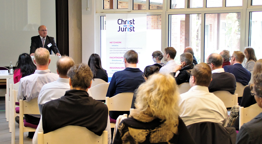 Prof. Christian Hillgruber bei einem Vortrag bei der Vereinigung „Christ und Jurist“. Foto: Reinhard Schade
