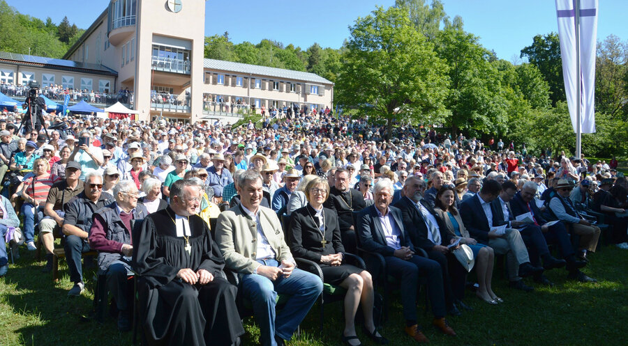 Voll besetzt: die Kirchentagswiese am Hesselberg, in der ersten Reihe (v.l.) Landesbischof Christian Kopp, Ministerpräsident Dr. Markus Söder, Regionalbischöfin Gisela Bornowski und Heinrich Bedford-Strohm. Foto: Peter Tippl