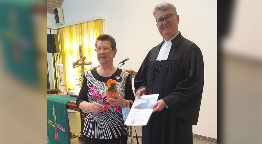 Anneliese Knorr am Tag ihrer Konfirmation mit dem Gemeindepfarrer Martin Gohlke. Foto: Privat