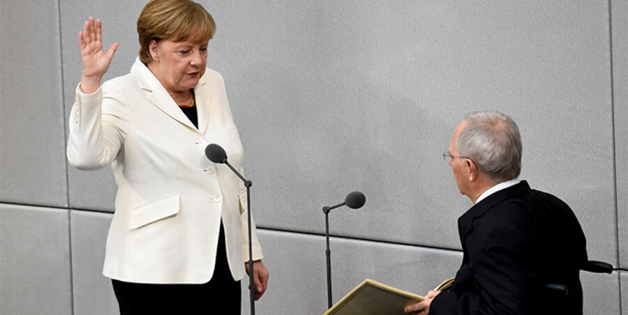 Bundeskanzlerin Angela Merkel (CDU) legt ihren Amtseid ab vor Bundestagspräsident Wolfgang Schäuble (CDU) ab. Foto: picture-alliance/Gregor Fischer/dpa
