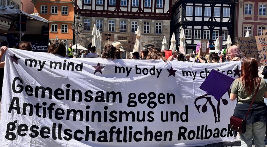 Rund 200 Menschen nahmen an der Gegendemo teil. Foto: IDEA/Daniela Städter