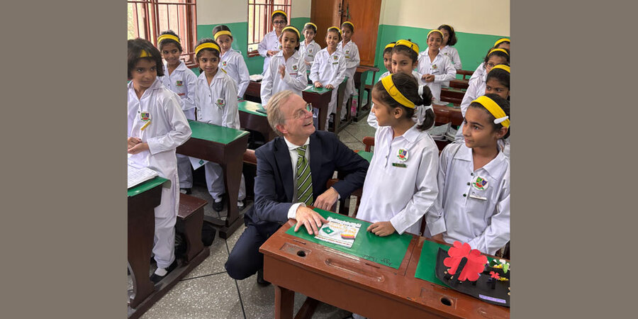 Thomas Rachel beim Besuch der katholischen Sacred Heart Convent School in Lahore.