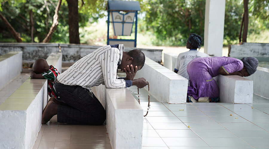 Christen aus Burkina Faso beten an einem Wallfahrtsort. Foto: Kirche in Not
 