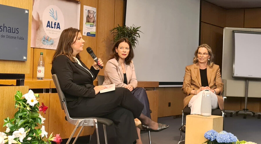 v. l.: Die Publizistin Birgit Kelle, Cornelia Kaminski und die österreichische Bloggerin und Publizistin Maria Schober. Foto: Julia Kim
