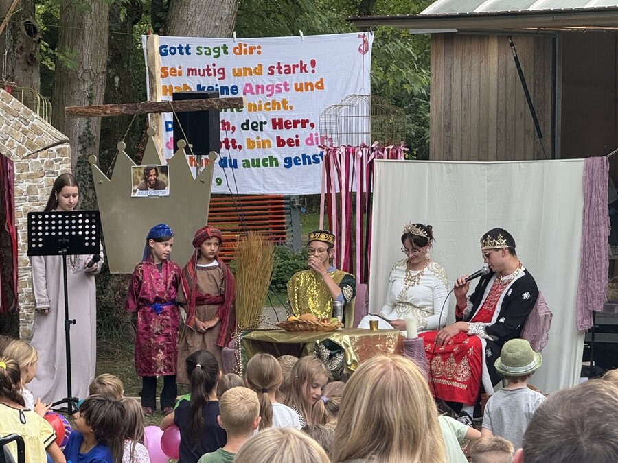 Tägliche Theaterstücke sollten die Kinder ermutigen, auf Gott zu vertrauen. 