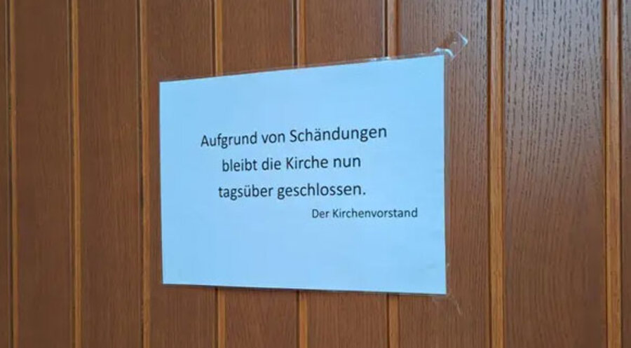 Mit einem Schild macht die Kirche St. Joseph darauf aufmerksam, dass sie vorerst außerhalb der Gottesdienstzeiten geschlossen bleibt. Foto: St. Joseph 