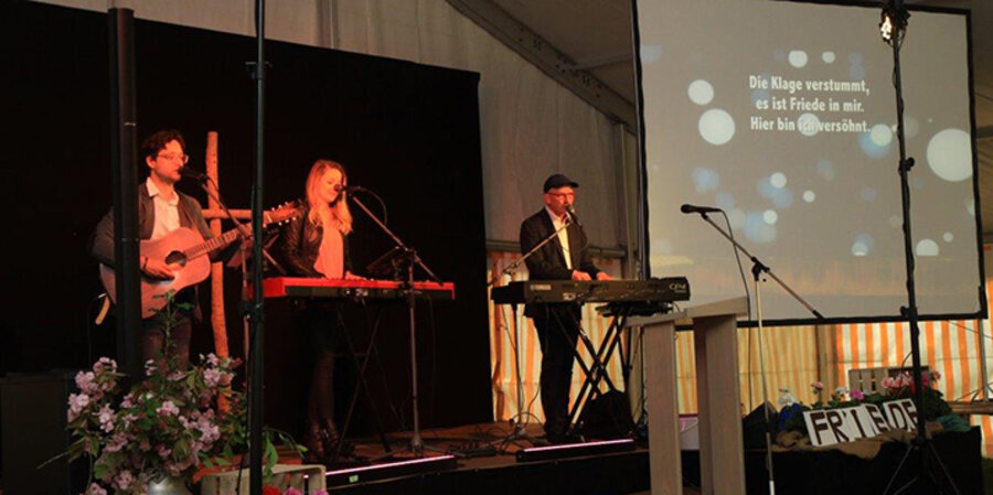Pastor und Liedermacher Martin Pepper (ganz rechts) auf der Bühne. Foto: Anita Bosch