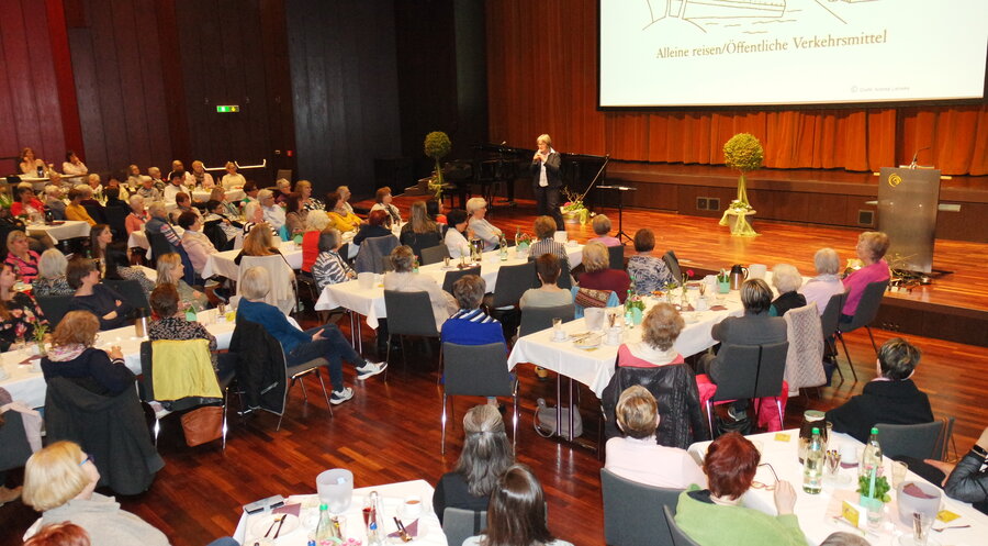 Die Besucherinnen des Frauenfrühstücks in der Balinger Stadthalle. Foto: Tobias Göttling