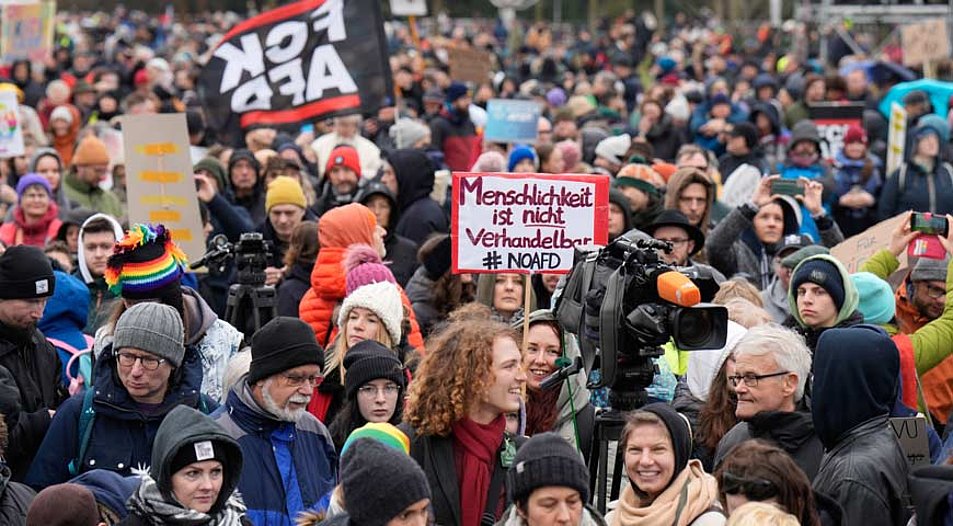 Die Demonstration unter dem Motto „Wir sind die Brandmauer“ vor dem Bundestag am 3. Februar. Foto: picture alliance / Geisler-Fotopress | Bernd Elmenthaler